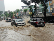 Kinh nghiệm lái xe mùa mưa và cách xử lý khi ô tô bị ngập nước